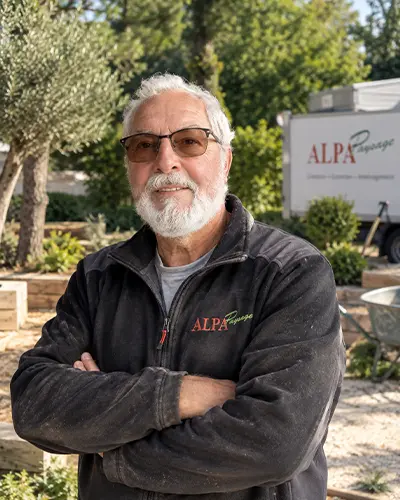 Alain, membre de l’équipe ALPA Paysage à La Ferté-Saint-Cyr