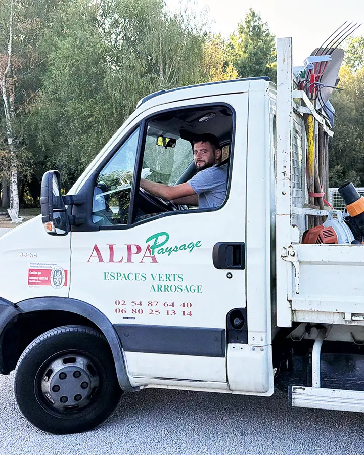 Véhicule ALPA Paysage au départ d’une intervention locale en Loir-et-Cher