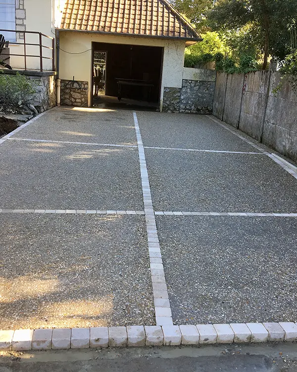 Allée terminée avec gravier stabilisé et lignes de pavés