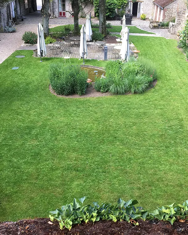Même jardin après engazonnement et remise en état de la pelouse