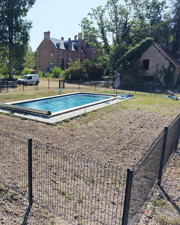 Clôture rigide terminée autour d’une piscine dans un jardin client