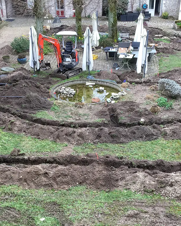 Jardin en travaux pendant la pose du réseau d’arrosage automatique