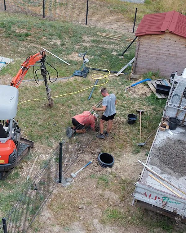 Chantier de pose des poteaux d’une clôture de piscine par ALPA Paysage