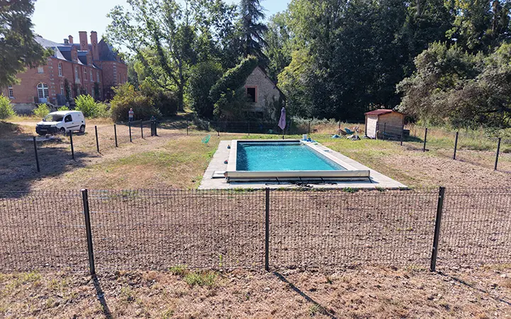 Équipe ALPA Paysage pendant la pose d’une clôture autour d’une piscine