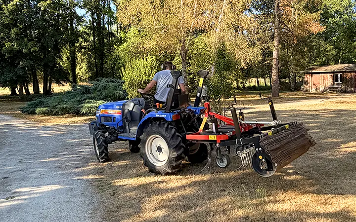 Tracteur équipé pour le désherbage mécanique d’une grande allée gravillonnée