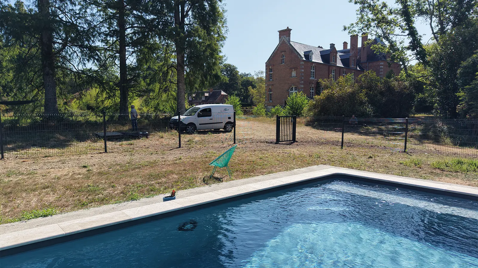 Clôture de piscine achevée et intégrée à l’aménagement extérieur