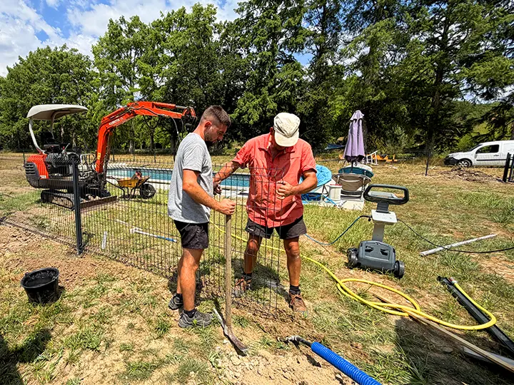 Chantier ALPA de pose d’une clôture autour d’une piscine