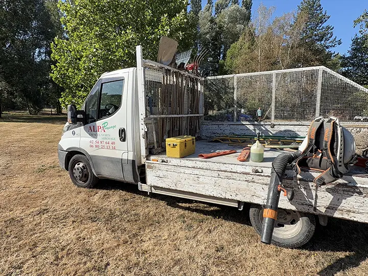 Équipe ALPA intervenant sur une pelouse sèche avant sa remise en état