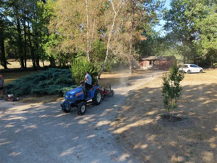 Tracteur ALPA réalisant un désherbage mécanique vu depuis les airs