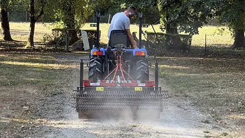 Tracteur ALPA en action sur une surface gravillonnée