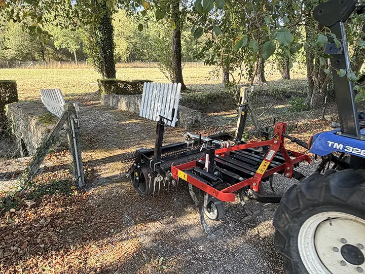 Tracteur compact ALPA équipé pour le désherbage mécanique