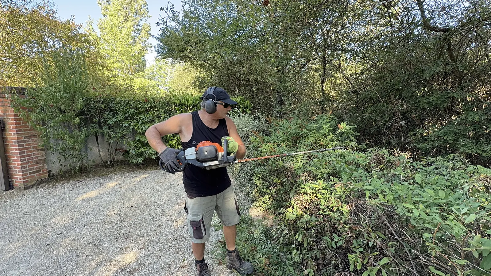 Équipe de paysagistes ALPA intervenant pour remettre un jardin en état